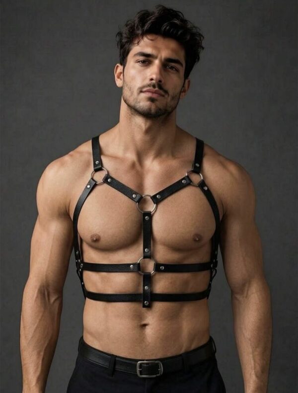 Screenshot Arnés Masculino de Eco Cuero Negro con Aros | Talla Ajustable · ZONAG Chile